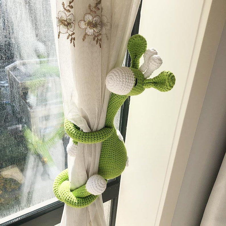 Handgehaakte giraffe gordijnophanger van zacht katoengaren met hartjesaccenten