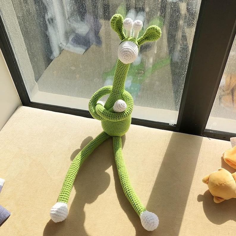 Handgehaakte giraffe gordijnophanger van zacht katoengaren met hartjesaccenten