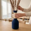 Tweekleurige decoratieve vaas met geribbelde hals en pluizige textuur, 3D-geprint en waterdicht